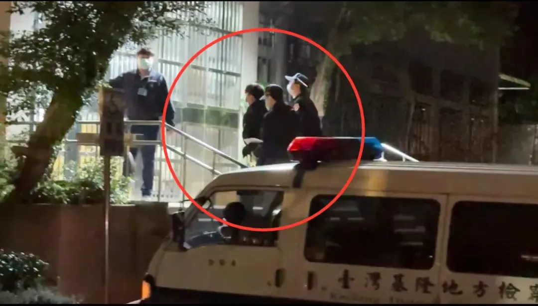 邱軍走進看守所。（圖／翻攝畫面）