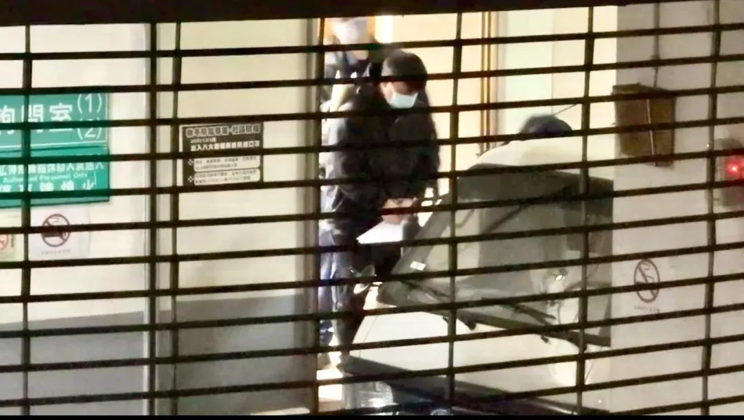 邱軍被上銬押上囚車。（圖／翻攝畫面）