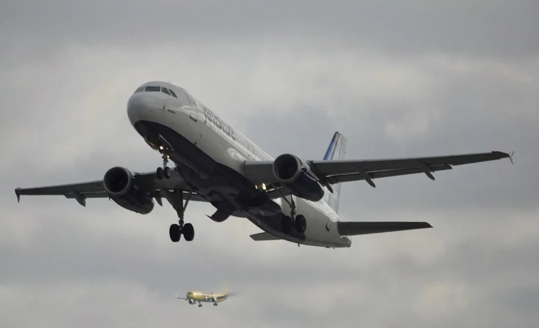 捷藍航空公司(JetBlue)一架客機準備降落時,在空中與一架無人機相撞。(示意圖/美聯社)