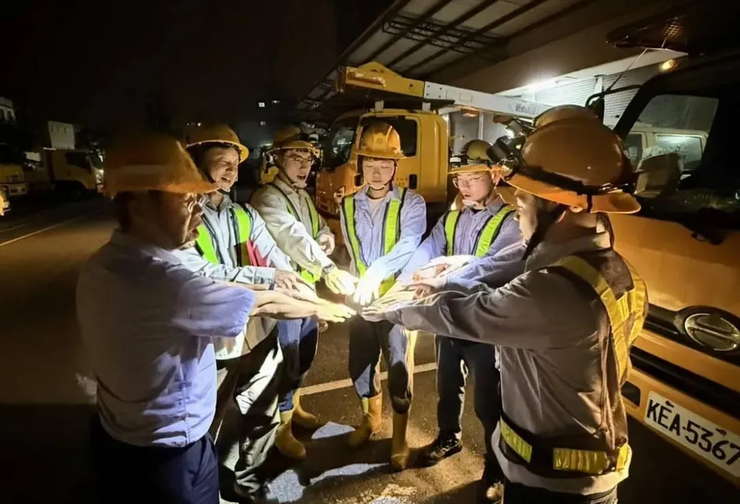 台電肩負穩定供電與淨零轉型任務目標,近年持續投入強化電網韌性等電力建設,亦積極透過甄試招募電力人才,此次僱員招考人數最多為配電線路維護類。(圖/台電提供)