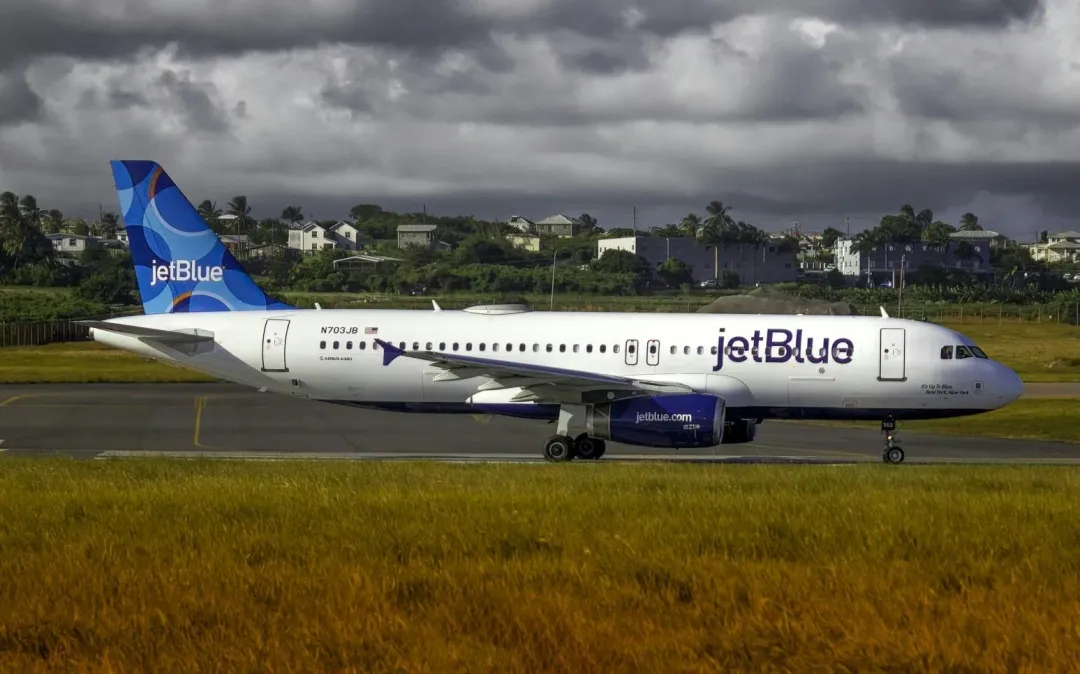 波士頓機場一架捷藍航空班機起飛時遭乘客打開艙門彈出滑梯。(示意圖/翻攝Unsplash)