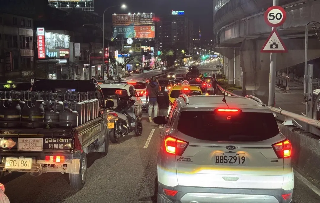 新北市大漢橋發生連環車禍。（圖／翻攝自記者爆料網）