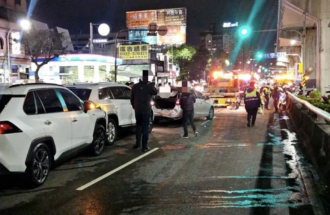 大漢橋13部車追撞警方到場協助排除。（圖／翻攝畫面）