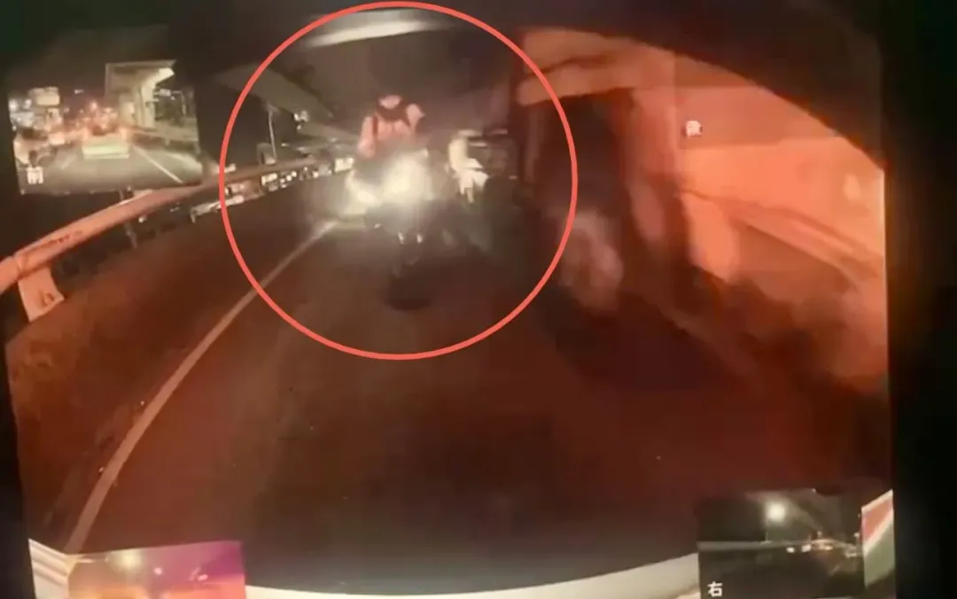 大型重機被水泥加壓車幸運僅被削過。(圖/翻攝自記者爆料網)