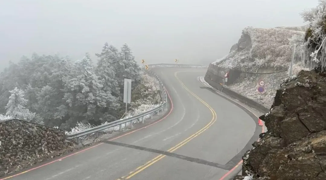 合歡山下雪。(圖/翻攝畫面)