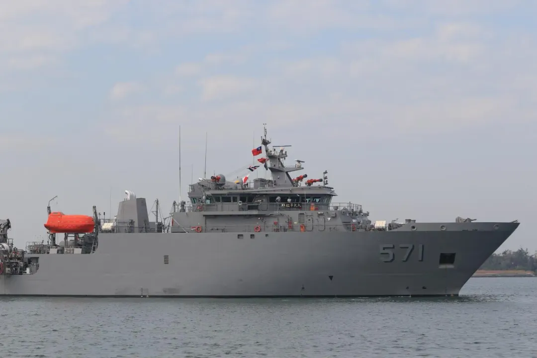 大武號救難艦在左營港內原地轉向。(圖/宋玉寧攝)