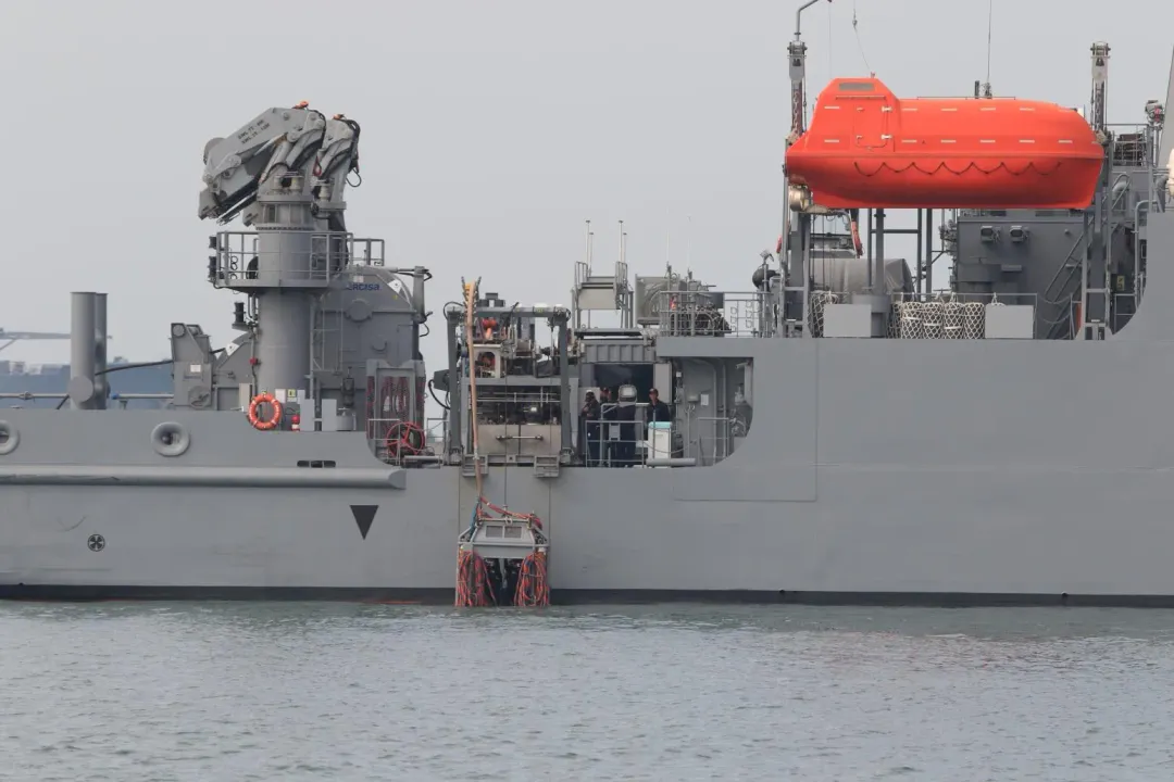 大武號救難艦由右舷吊放潛水鐘入水。(圖/宋玉寧攝)