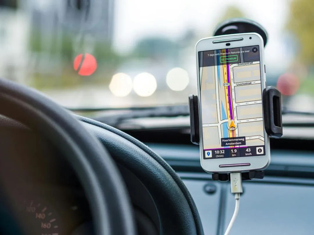 超多網友推薦「Garmin」以及「導航王」。(示意圖/pixabay)