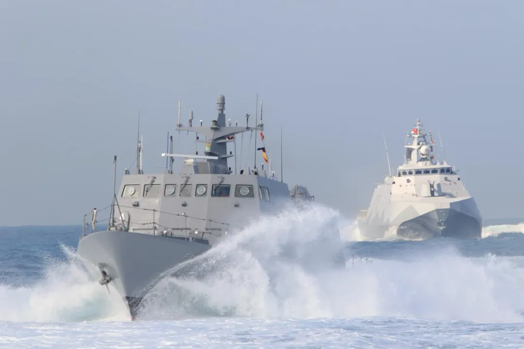 光六飛彈快艇與沱江級巡邏艦編成單縱隊快速航行。(圖/宋玉寧攝)