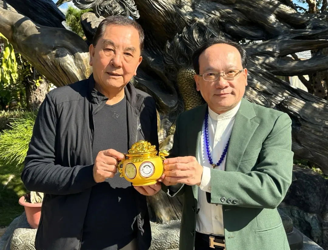 名門易理楊登嵙教授（右）與竹山紫南宮主委莊秋安手持2025年蛇年「聚寶盆」「錢母」套幣。（圖／楊登嵙提供）