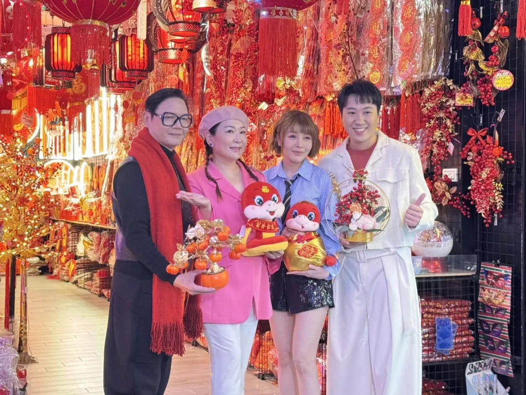 張秀卿、七郎、蕭玉芬、沈建豪師姐弟一起逛年貨。(圖/記者楊進明攝)