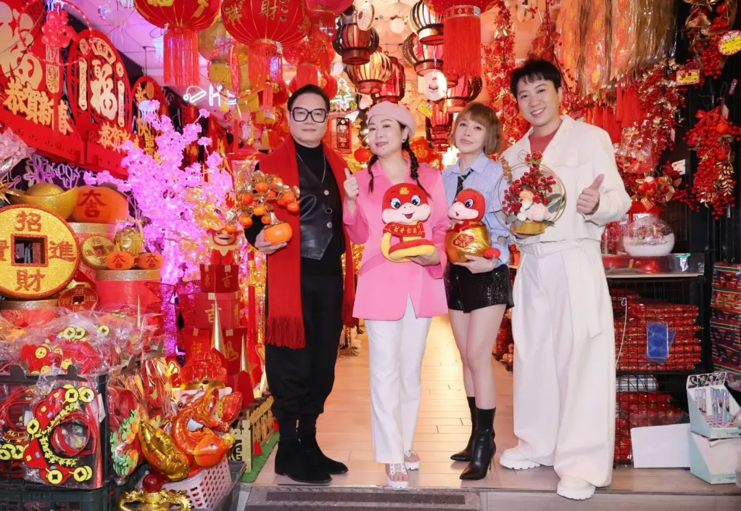 張秀卿、七郎、蕭玉芬、沈建豪到逛春聯大街。(圖/豪記唱片提供)