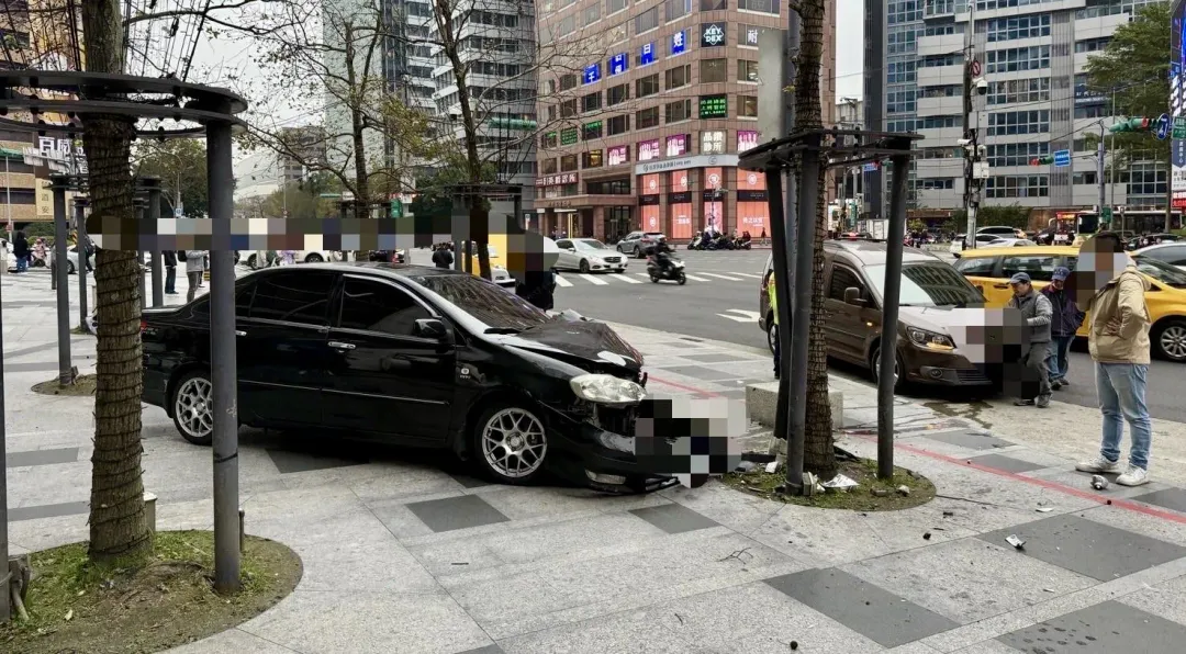 北市市府捷運站前發生一起車禍。(圖/翻攝畫面)