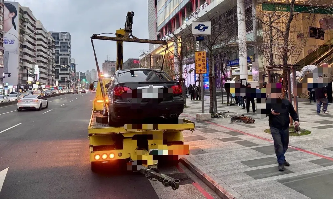 黑色轎車車頭全毀已由吊車脫離現場。(圖/翻攝畫面)