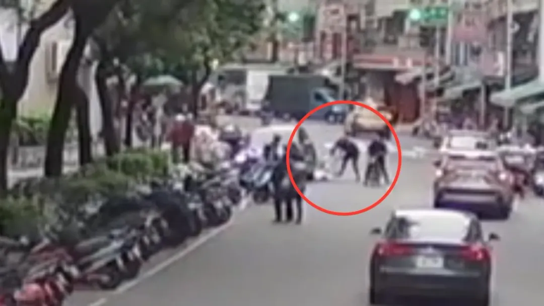 李男(白衣)被對方打倒在地。(圖/翻攝畫面)