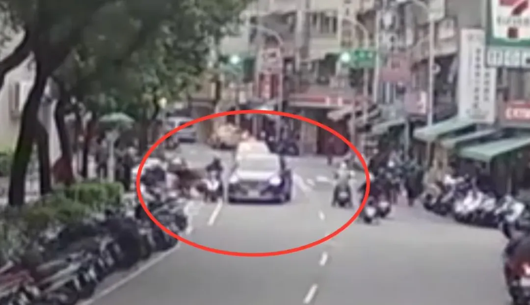 李男開車攔下騎機車的黃男。(圖/翻攝畫面)