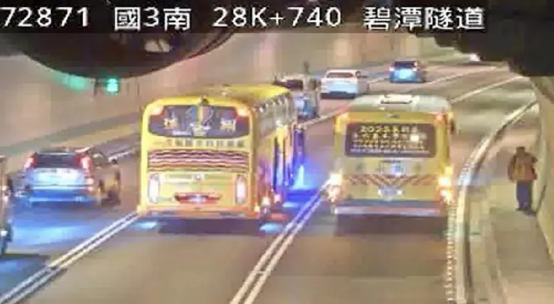 國道3號碧潭隧道晚間發生遊覽車追撞車禍。（圖／翻攝自國道公路即時網）