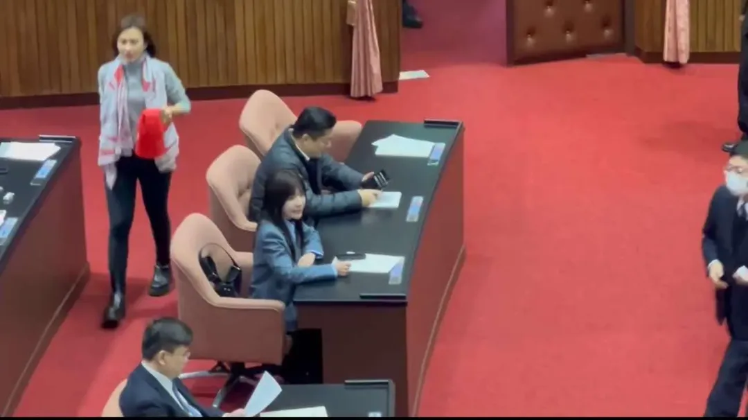 民進黨立委吳沛憶不滿議事人員沒有提供保溫瓶供水喝。（圖／黃詩崴攝）
