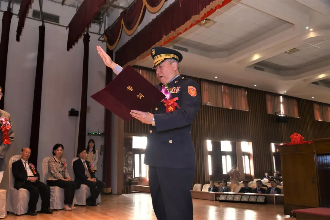 基隆警局長翁群能遭指控敬酒時用臉「磨蹭25歲女警」。（圖／翻攝畫面）