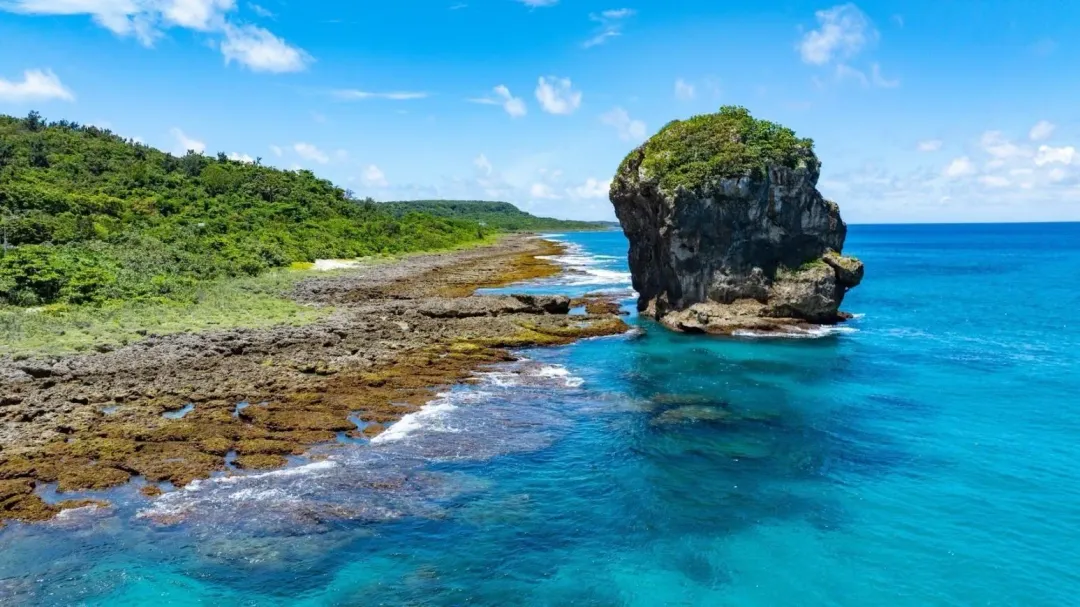 福容墾丁店的位置背山望海，坐落大圓山下，正對船帆石，還能遠眺鵝鑾鼻燈塔，是無可取代的美景。（圖／業者提供）