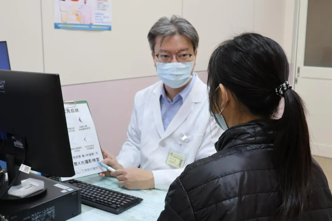 乳癌近年來有年輕化的趨勢，尤其年輕女性如果使用到品質不好的身體乳液或香水，外在環境造成的賀爾蒙，會間接影響身體，恐會誘發癌症發生。（圖／大甲李綜合醫院提供）