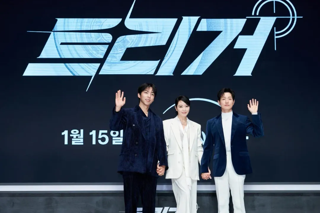 （左起）、朱鐘赫、金憓秀、鄭星一出席《揭密最前線》記者會。（圖／Disney＋提供）