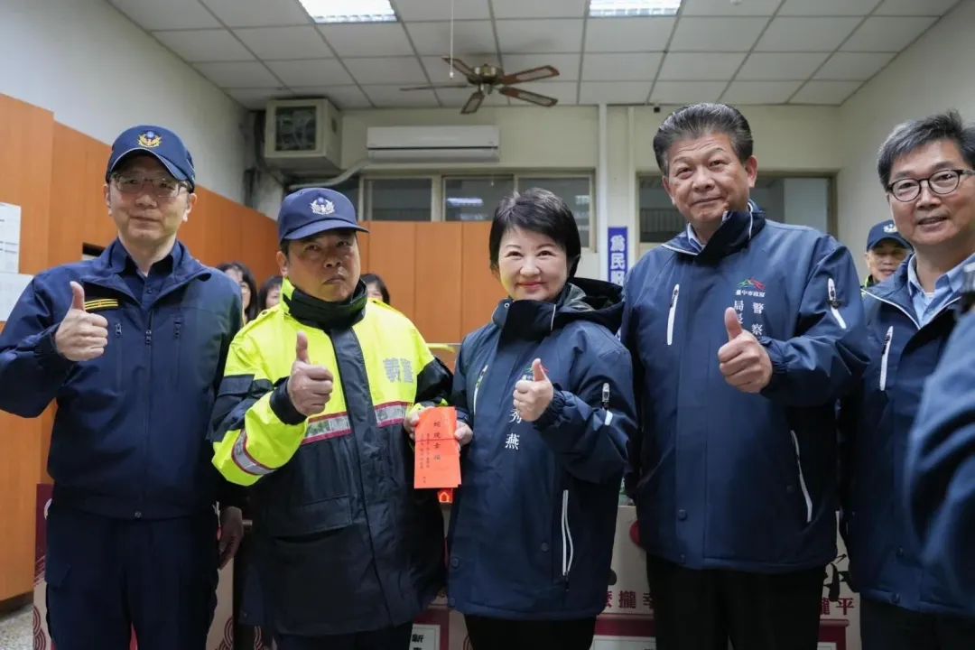 盧秀燕視察台中交通大執法,並到黎明派出所為執勤員警及協勤民力加油打氣。(圖/台中市府提供)