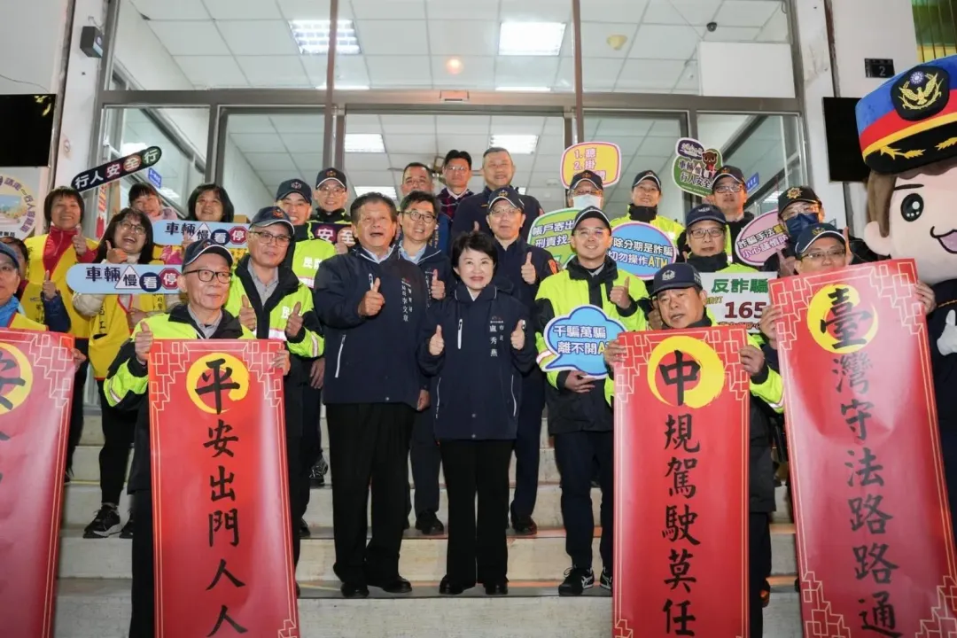 盧秀燕視察台中交通大執法,並到黎明派出所為執勤員警及協勤民力加油打氣。(圖/台中市府提供)