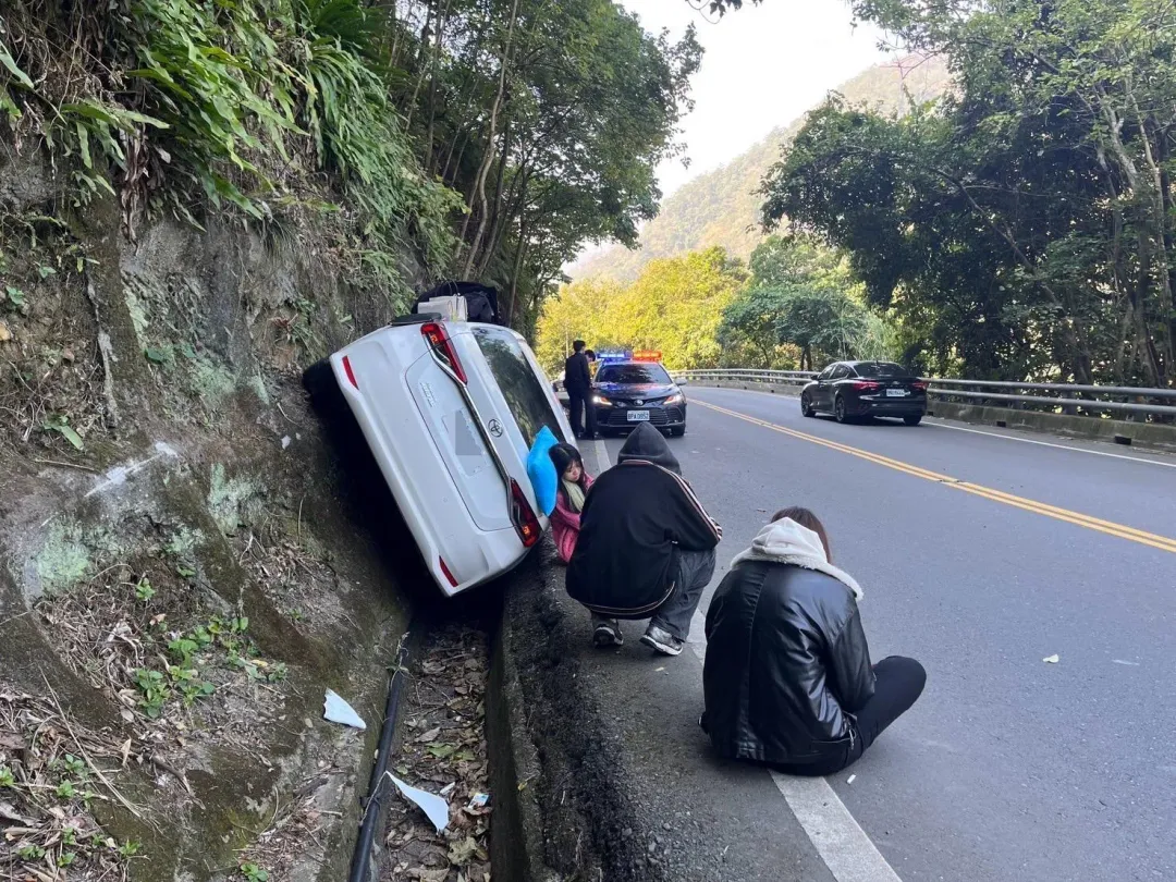 4遊客昨晚車上過夜，隔天開車返家身體不適上山壁。（圖／警方提供）
