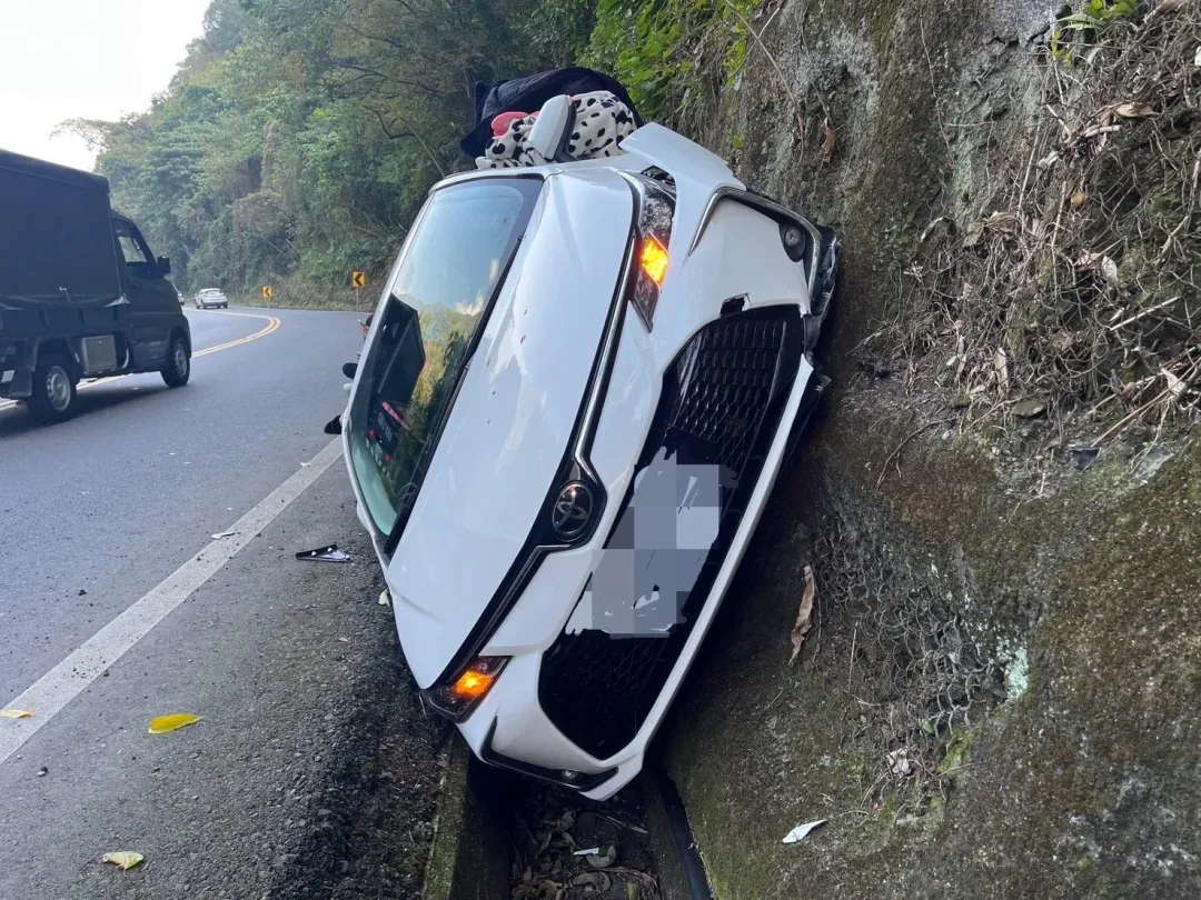 4遊客昨晚車上過夜，隔天開車返家身體不適上山壁。（圖／警方提供）