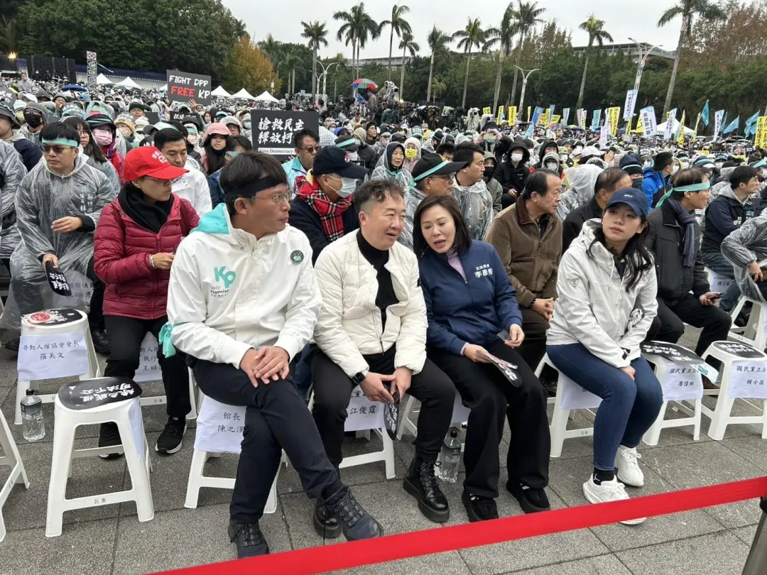 國民黨副祕書長江俊霆(左二)出席相挺。(圖/中天新聞)