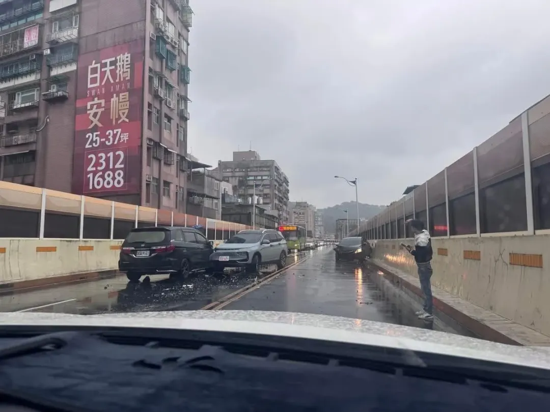 今(11)日下午2時許,基隆市東岸高架橋,發生一起驚悚的3車連撞車禍。(圖/翻攝畫面)