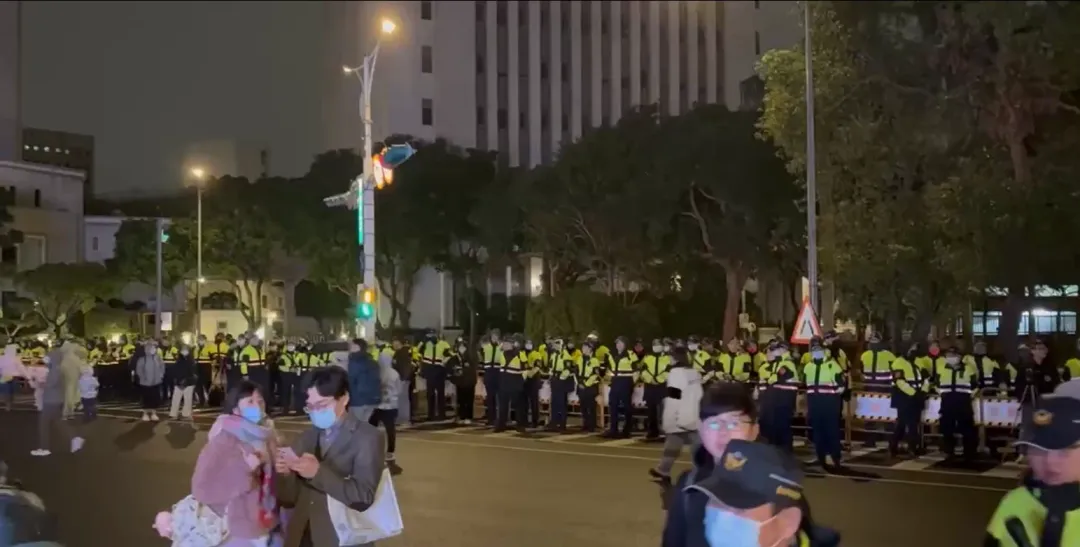 大批警力封鎖愛國西路。(圖/ 中天新聞)