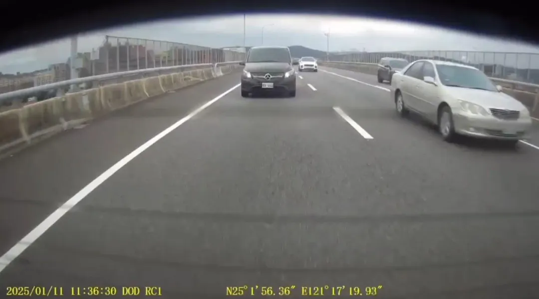 林亮君駕駛車輛遭到後車追撞，車尾嚴重凹陷。（圖／中天新聞）