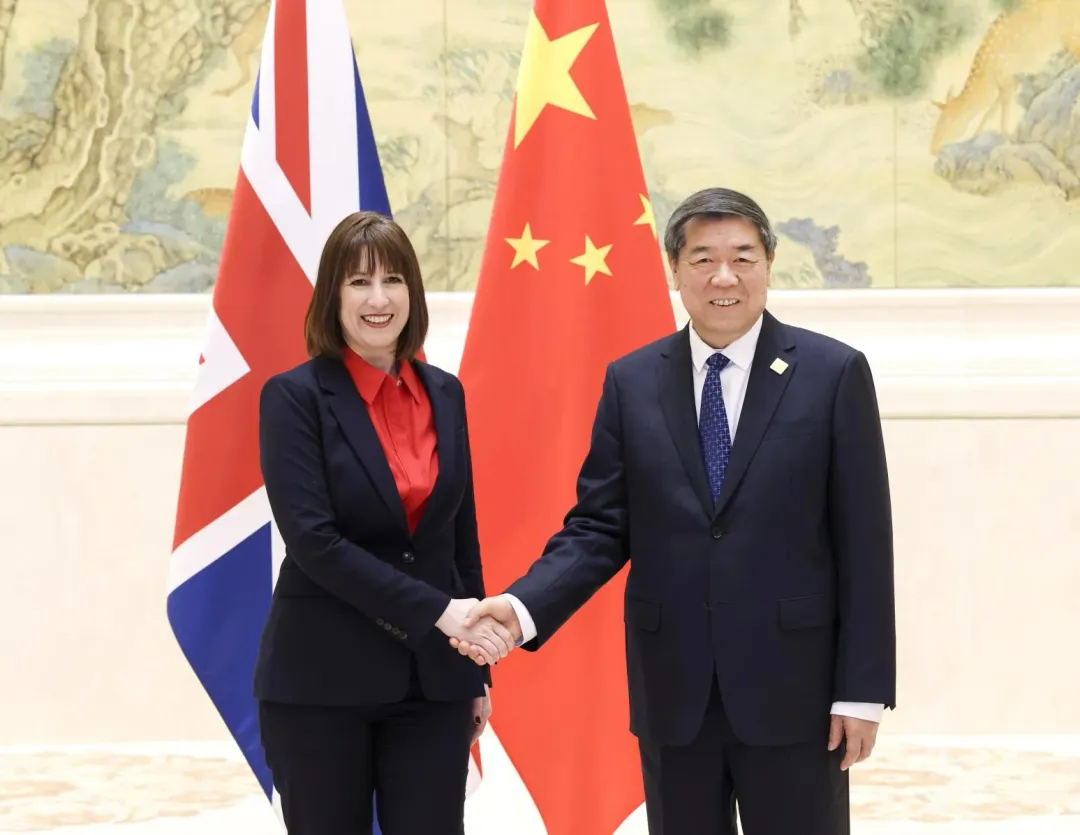 里夫斯與何立峰共同主持第十一次中英經濟財金對話。（圖／新華社）