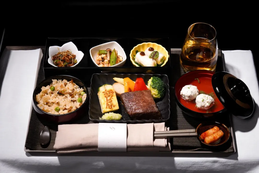 星宇航空與胡同燒肉全新聯名日本航班頭等艙饗宴「胡同A5和牛腿三角牛 排」。(圖/星宇航空)