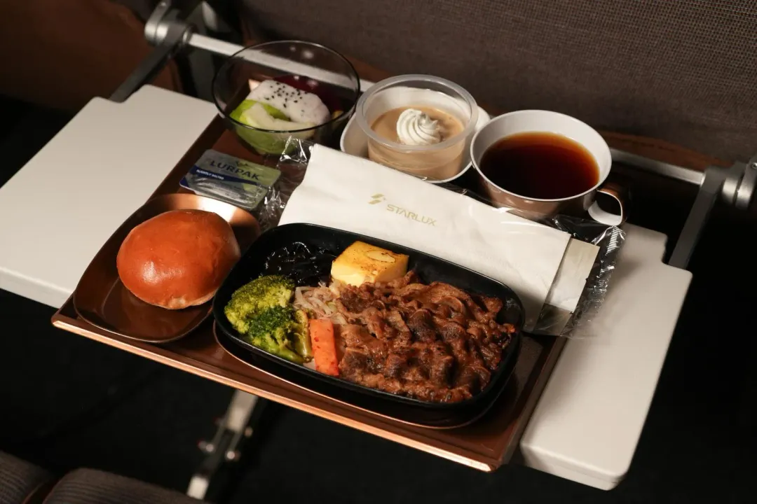 日本航線經濟艙美食「胡同炭烤味噌美國牛五花丼」。(圖/星宇航空)