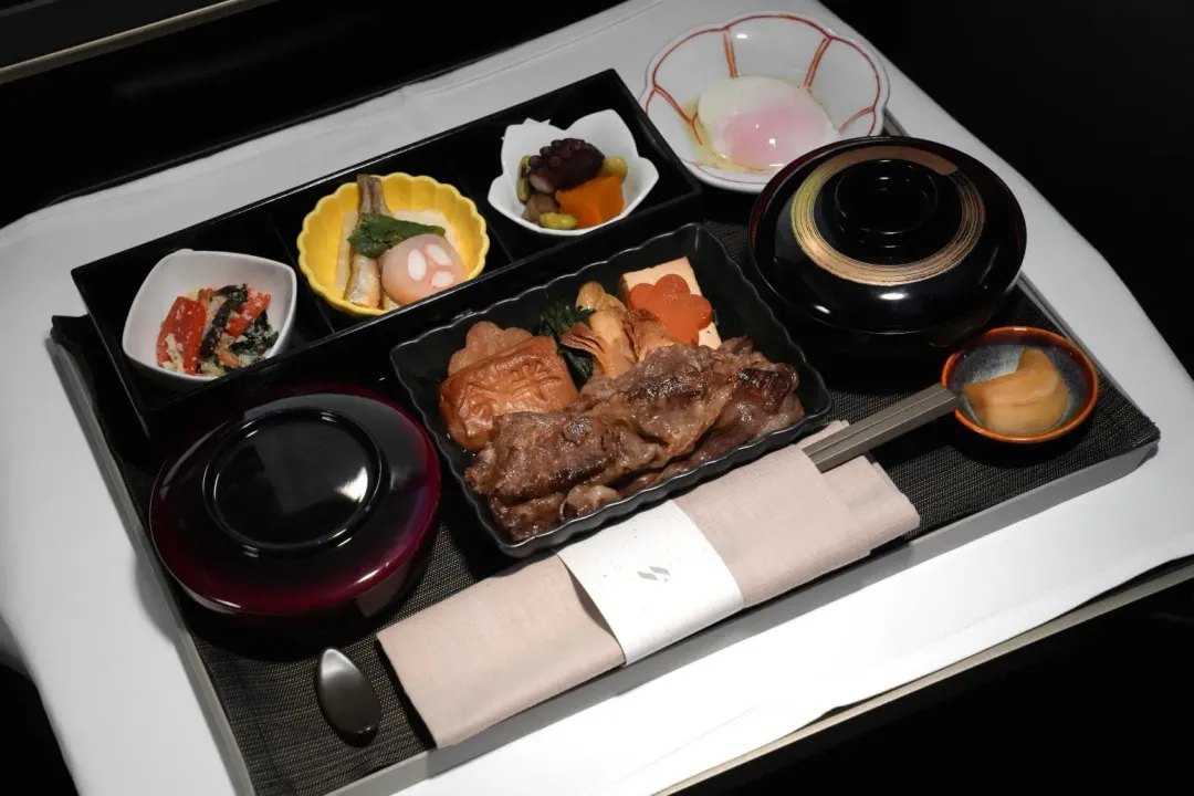來自東京百年老字號壽喜燒餐廳「人形町今半」的精緻美味。(圖/星宇航空)