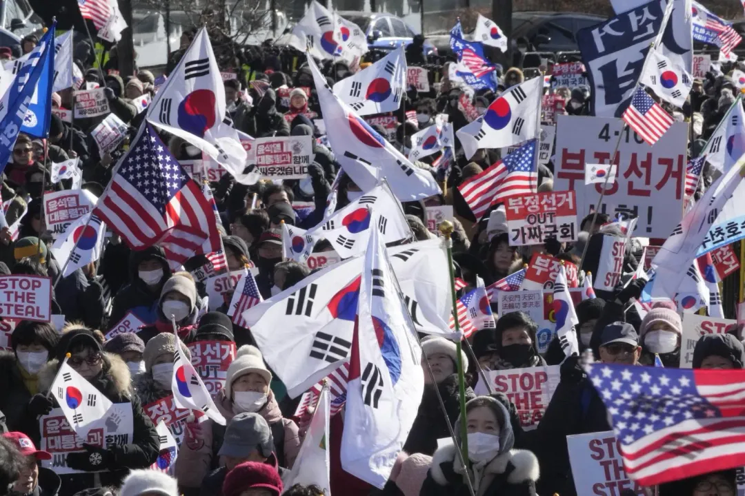 大批尹錫悅支持者在總統官邸附近示威抗議。(圖/美聯社)
