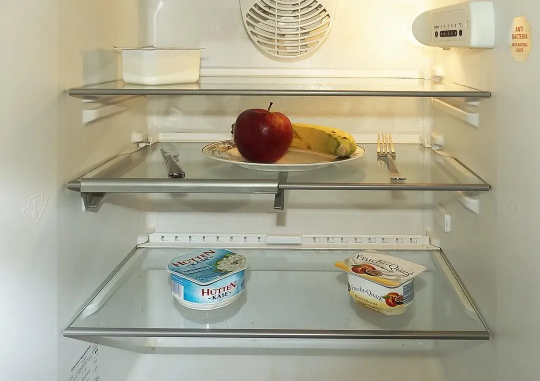 許多人習慣將食物放進冰箱保存，認為可以延長保鮮期限。（示意圖／Pixabay）