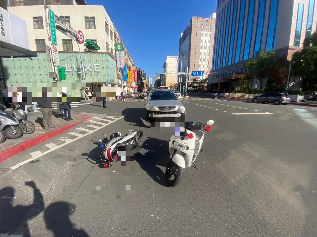 此案造成自小客車前保桿及機車身多處輕重不等車損。(圖/警方提供)