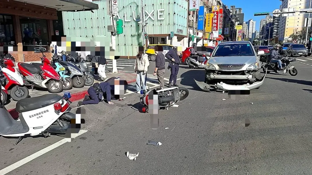 北市驚傳員警執勤遭撞,造成員警右膝、右小腿、左手大拇指擦挫傷及右側鼠蹊部疼痛。(圖/警方提供)