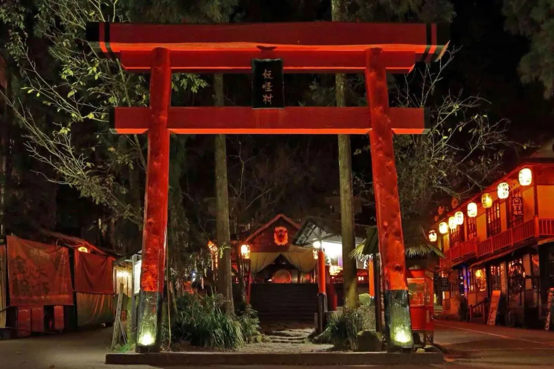 以日本妖怪主題而打造的溪頭妖怪村。（圖/南投旅遊網/妖怪村主題飯店）