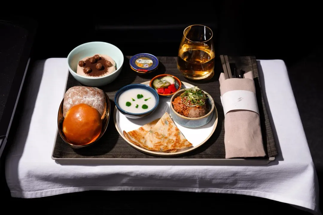 深具米其林星級主廚 Chef Kin 風格的「麻辣蕃茄醬和牛漢堡排套餐」挑戰
味蕾。(圖/星宇航空)