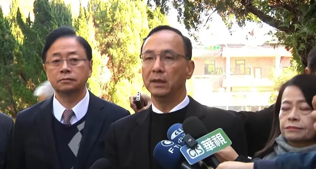 國民黨主席朱立倫、桃園市長張善政在蔣經國逝世37周年當天赴頭寮蔣經國陵寢謁陵。（圖／中天新聞）