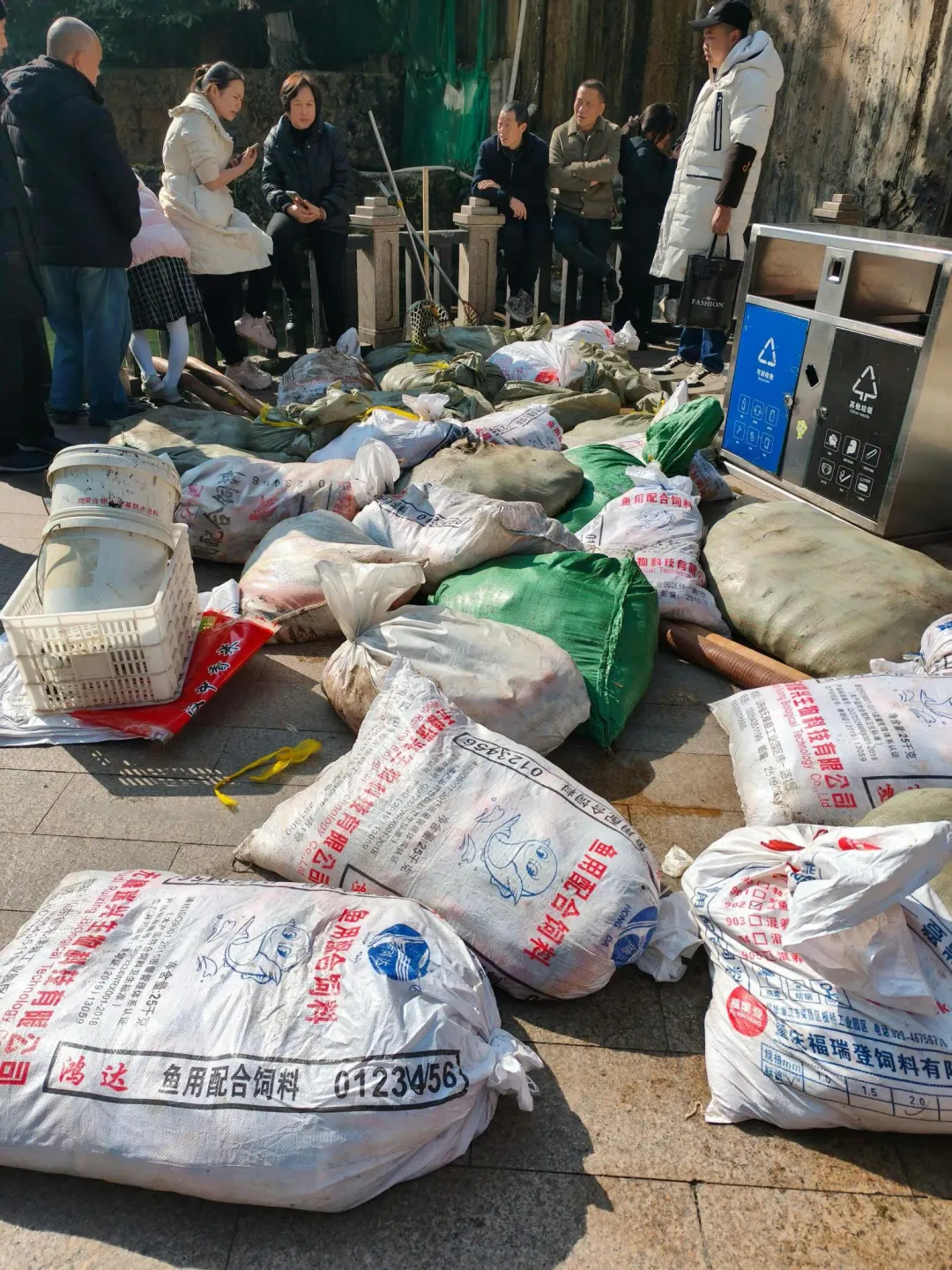 現場打撈起的死魚裝滿30個麻袋。(圖/翻攝自微博)