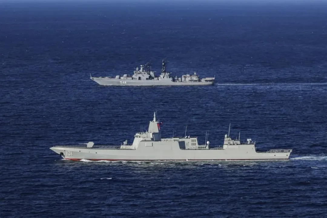 2021年，南昌艦（下）首次參加中俄「海上聯合-2021」軍事演習。（資料照／新華社）