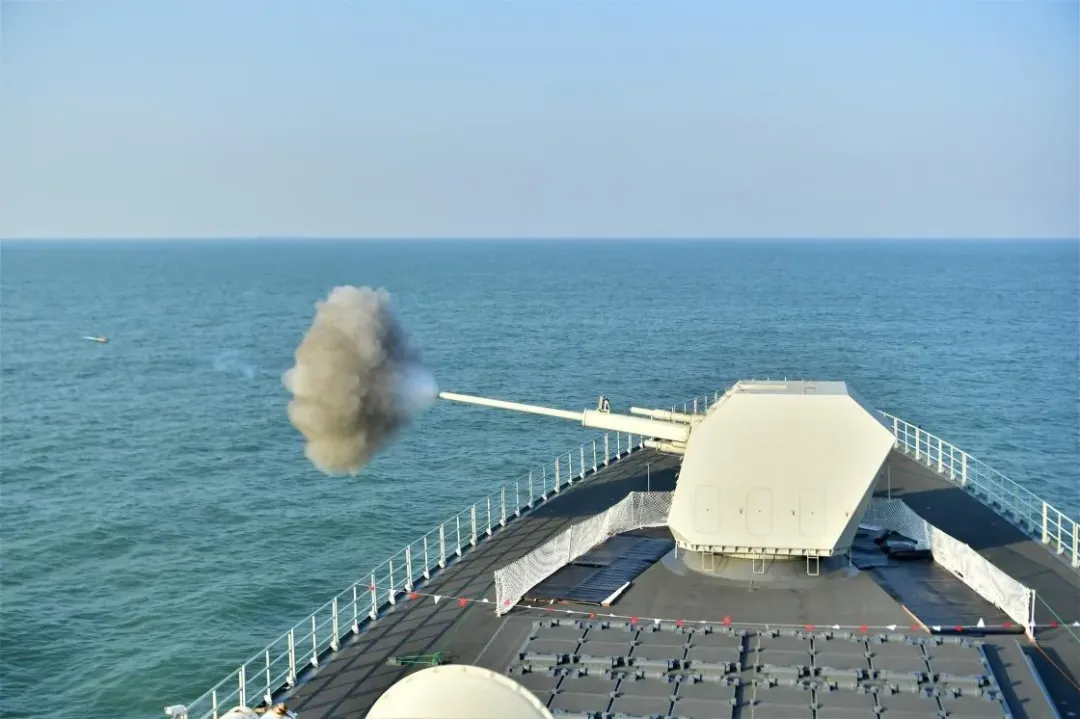 南昌艦組織主炮對海射擊演練。（資料照／新華社）