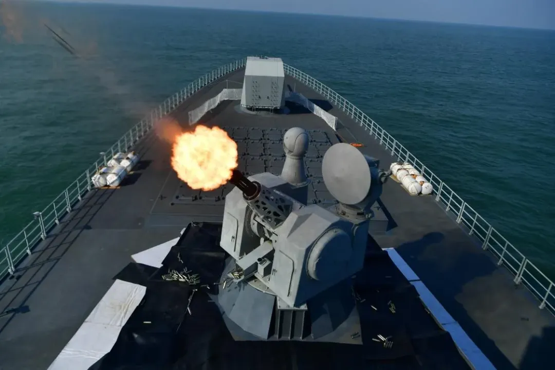南昌艦組織副炮對空射擊演練。（資料照／新華社）