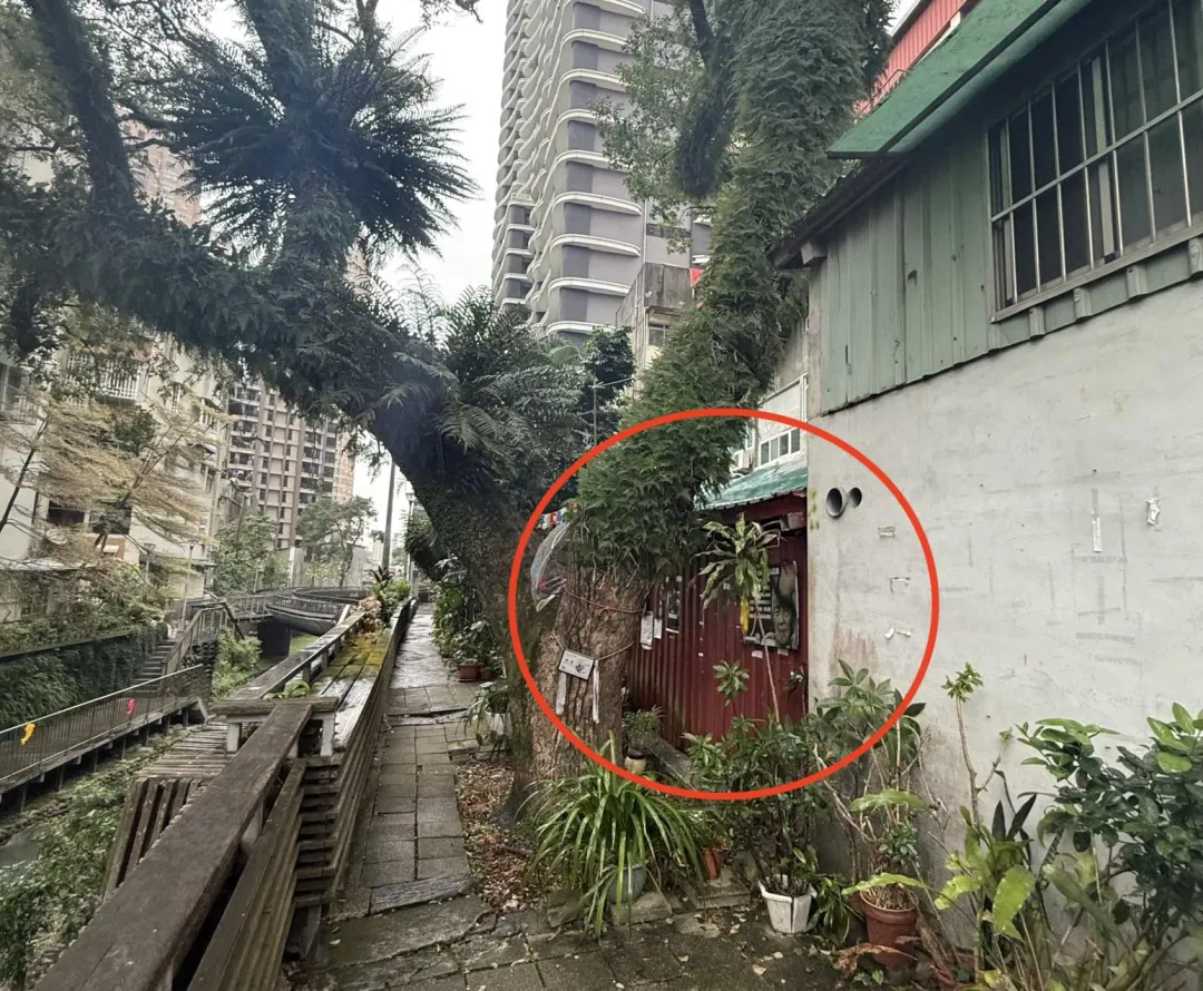 新店瑠公圳旁土地合法出售後，部分既存建物（圖中紅圈鐵皮違建處）產生後續爭議。（圖／資料照片）